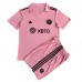 Billiga Inter Miami Lionel Messi #10 Barnkläder Hemma fotbollskläder till baby 2023-24 Kortärmad (+ Korta byxor)